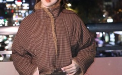 被吊起来张开腿供人玩弄